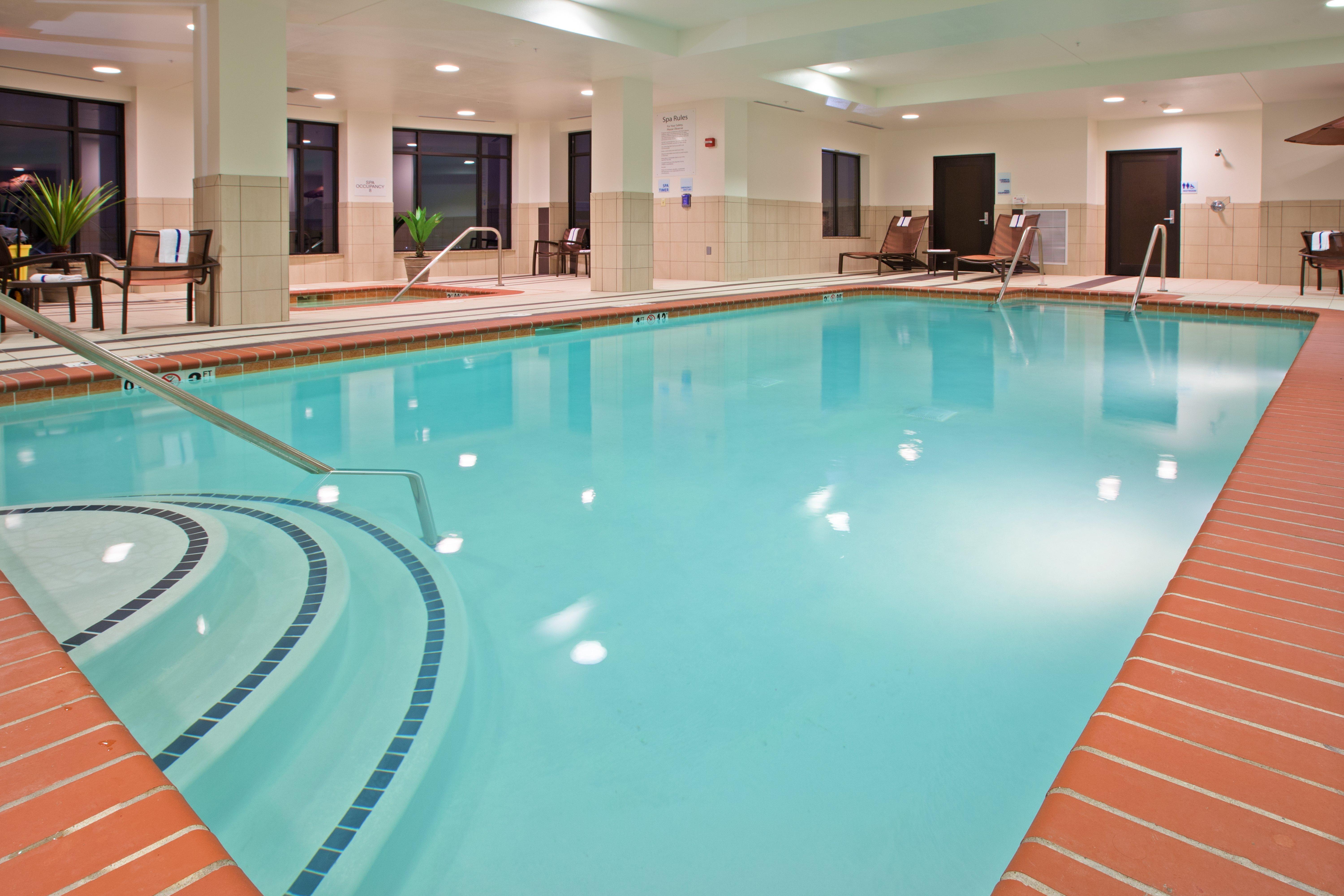Holiday Inn Express & Suites Columbus/Эдинбург Экстерьер фото